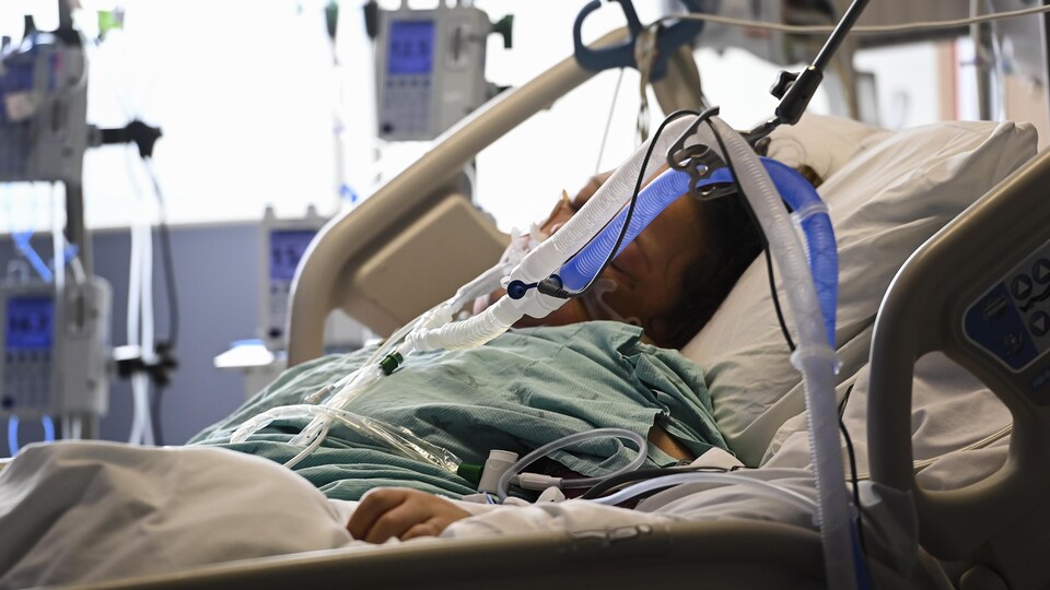 Une femme souffrant de COVID-19 intubée dans un hôpital.