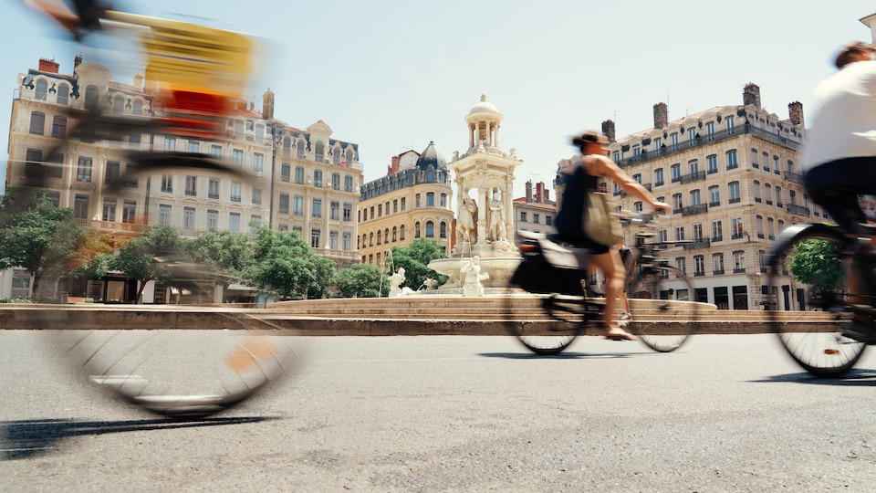 Des cyclistes roulant à la Place des Jacobins, à Lyon, en France.
