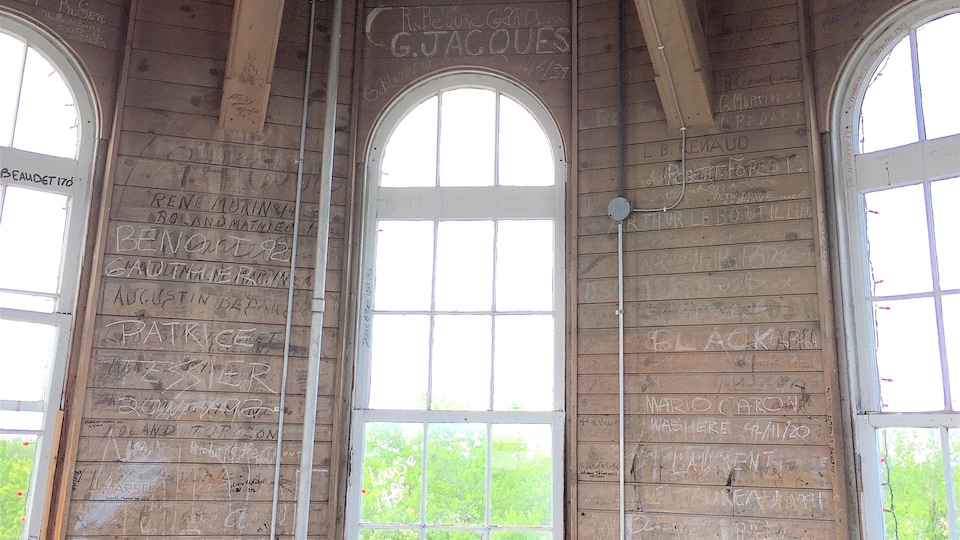 Signatures et gravures de noms sur les murs du dôme.