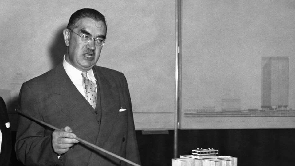 Donald Gordon, président du CN, présente la maquette de la Place Ville Marie.