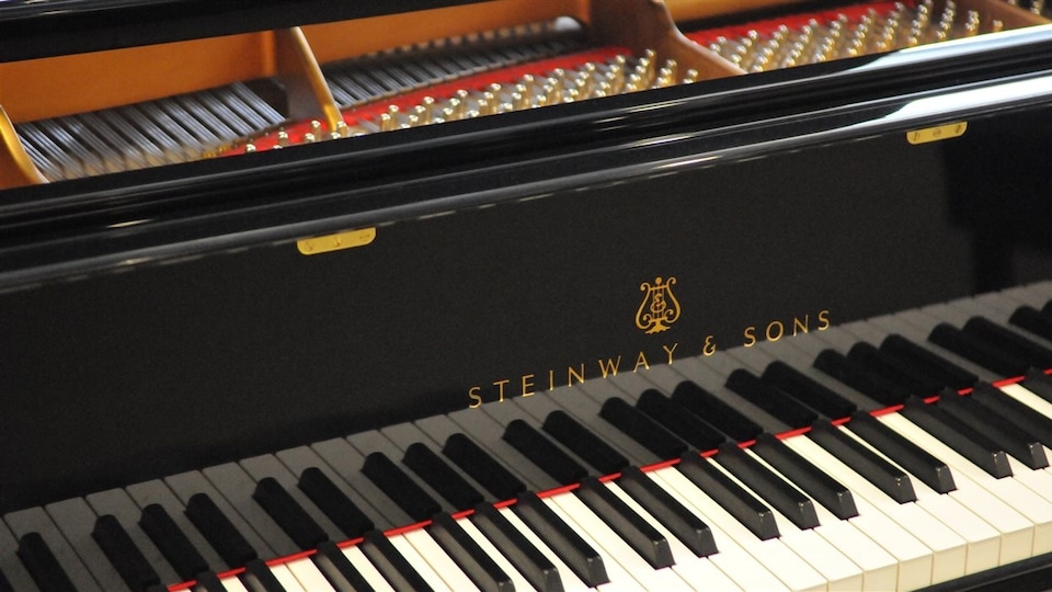 Plan rapproché sur le clavier d'un piano Steinway.