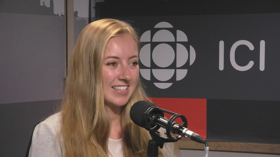 Léa Beaulieu-Prpick dans le studio de radio de l'émission Point du jour.