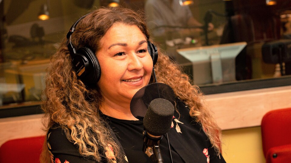 Dora Maria Caro Rios est tout sourire dans le studio d'enregistrement.