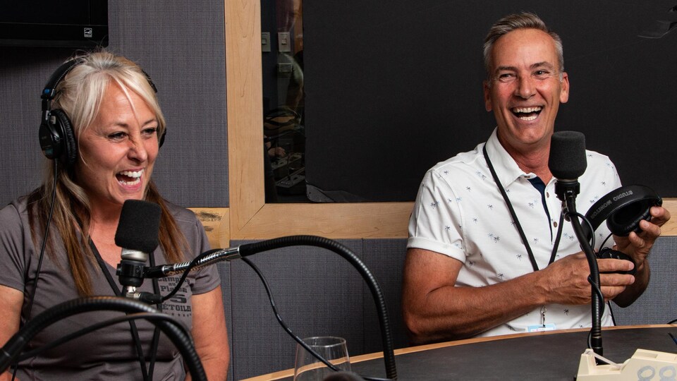 Lynn Price et Richard Desormiers rigolent en studio.