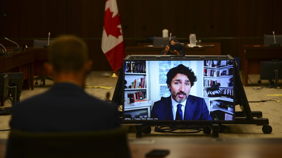 Justin Trudeau sur un écran pendant son témoignage par vidéoconférence