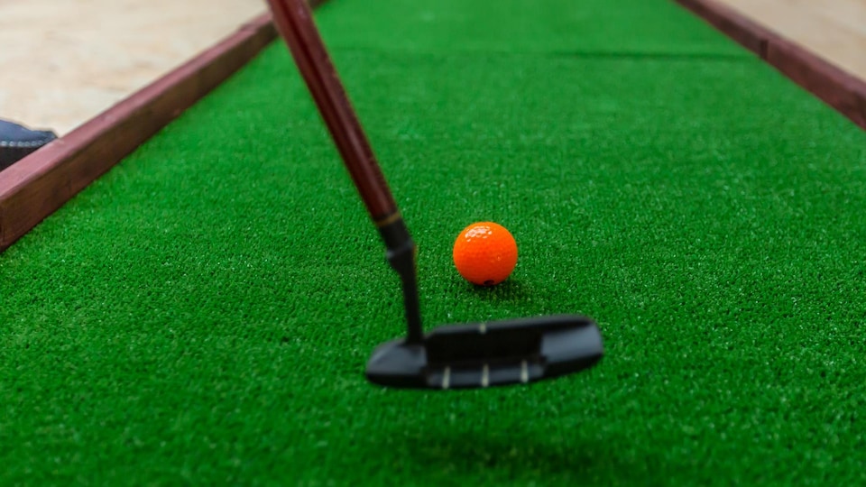 Une personne joue au miniputt.