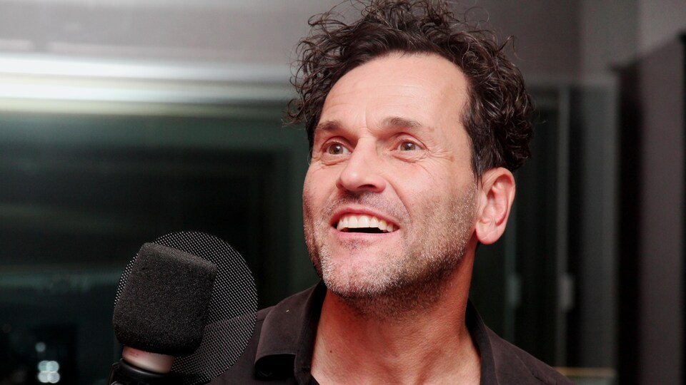 L'auteur-compositeur-interprète Martin Léon raconte sa passion pour la composition de musique.