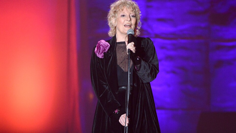 La chanteuse Petula Clark se présente sur scène à New York en juin 2013.