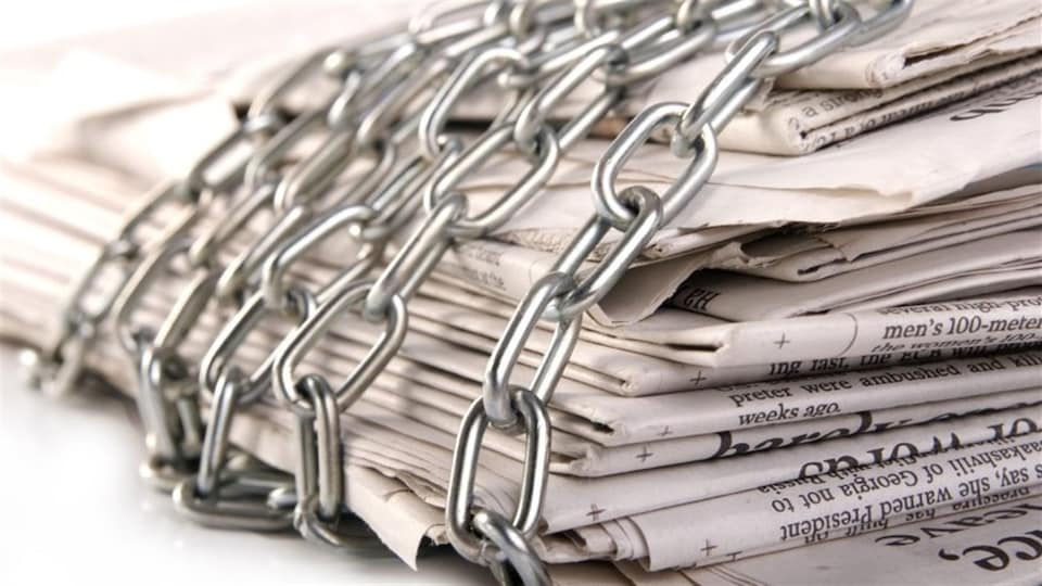 Pile de journaux enchaînés