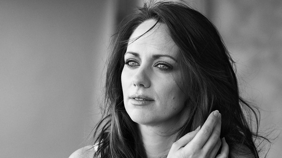 Portrait de l'actrice en noir et blanc. 
