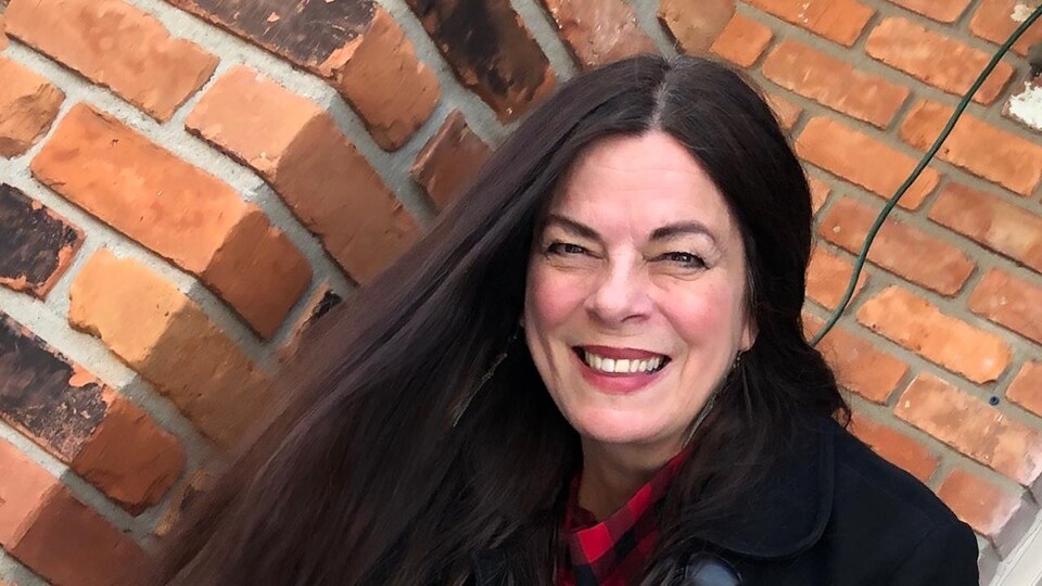 Linda Rochon sourit pour une photo dehors.