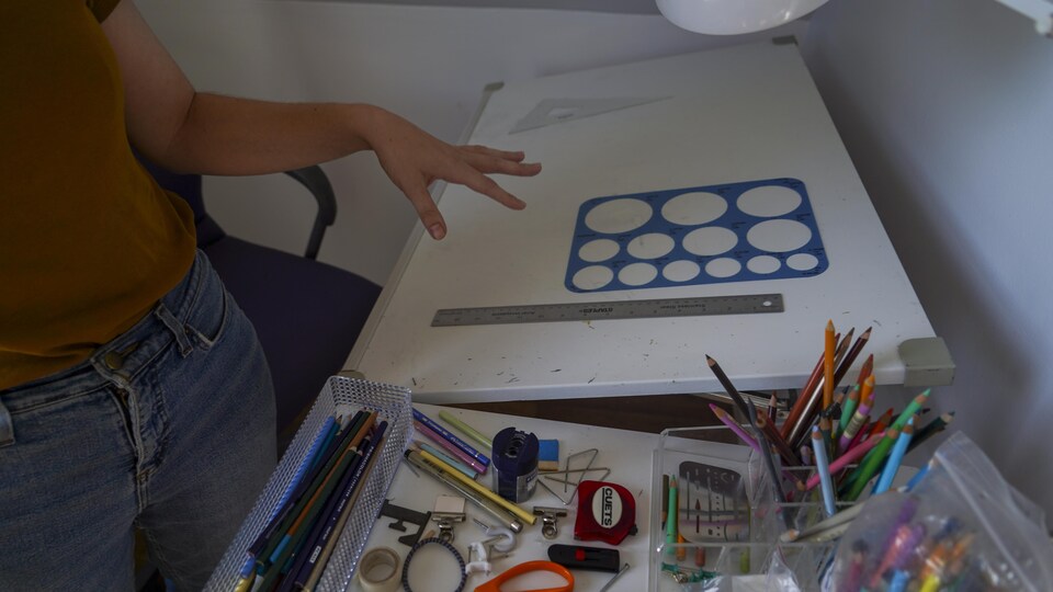 Une planche à dessin avec des outils.
