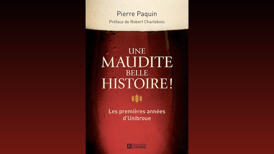 Couverture de livre montrant, en gros plan, un verre de bière rousse, sur laquelle il est écrit « Une maudite belle histoire! Les premières années d'Unibroue ».