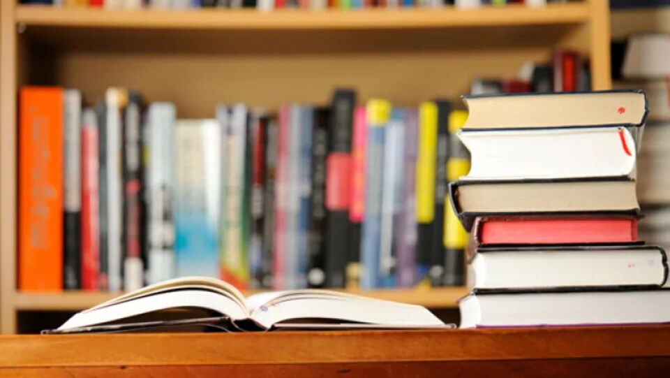 Des livres dans une bibliothèque.