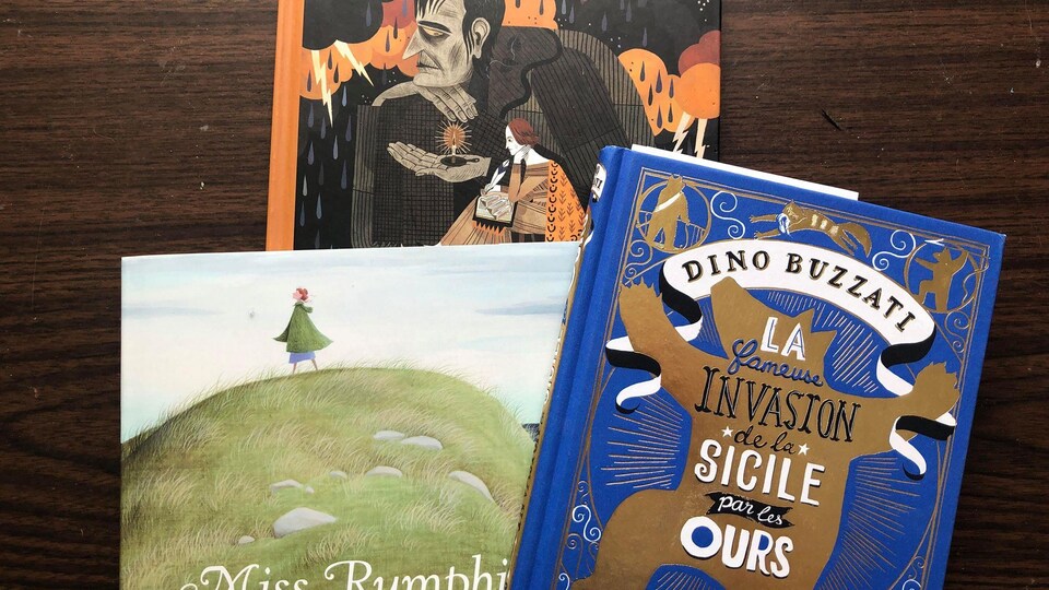 Trois livres pour la jeunesse : La fameuse invasion de la Sicile par les ours, écrit et illustré par Dino Buzzati, Mary auteure de Frankenstein, écrit par Linda Bailey et illustré par Julia Sardà, et La Demoiselle aux lupins de Barbara Cooney.