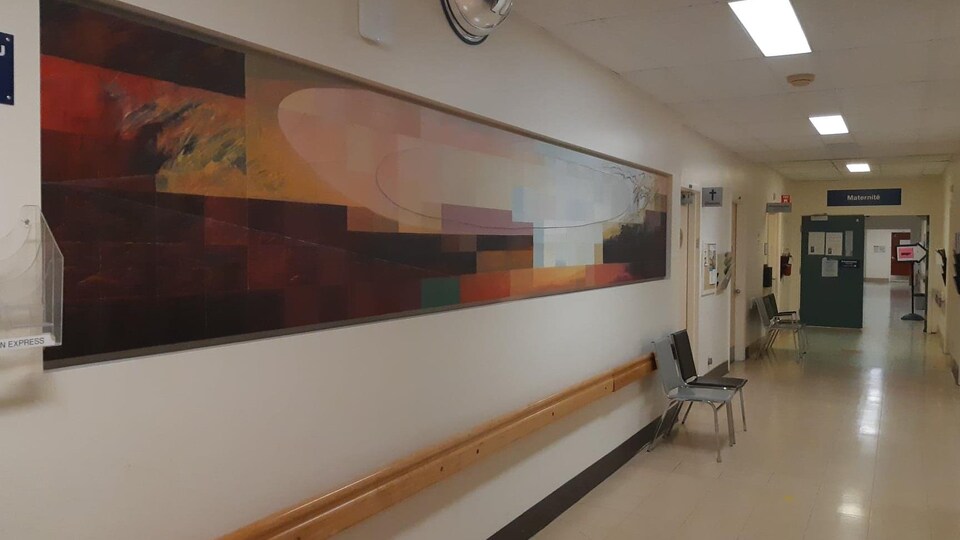 Un grande peinture sur un mur d’hôpital
