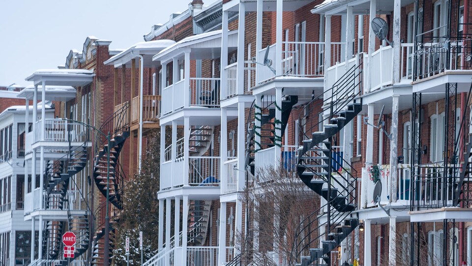 Des logements sur une rue de Shawinigan l'hiver.