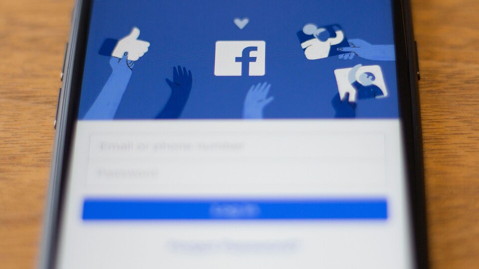 Un téléphone intelligent sur l'écran d'accueil de Facebook.