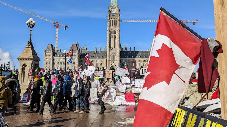 Des manifestants devant le Parlement à Ottawa.