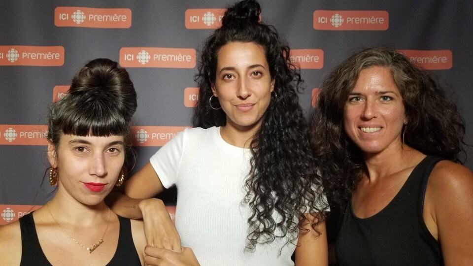 Les trois femmes posent en souriant.