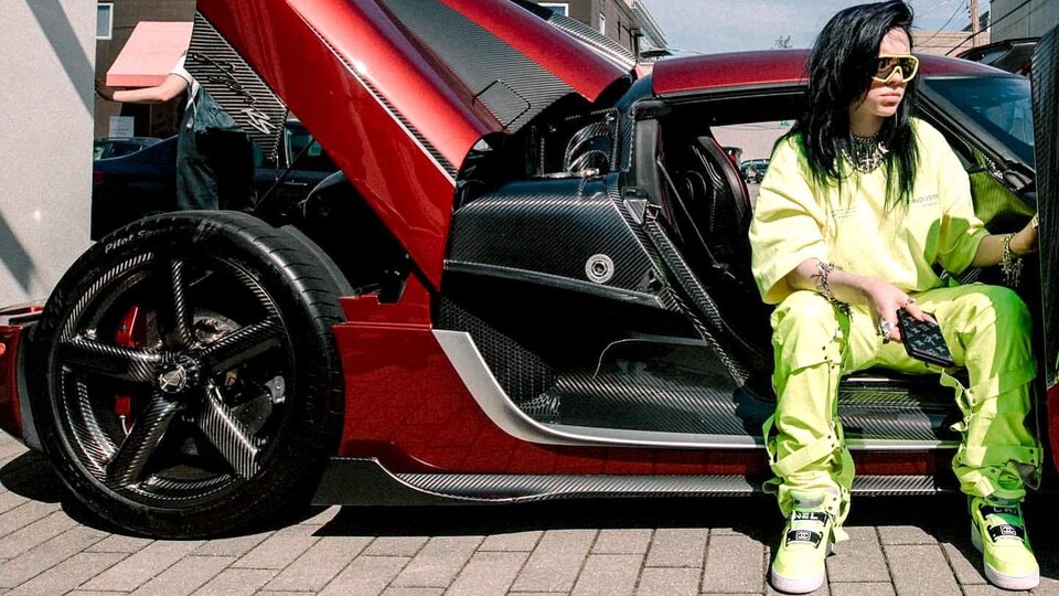 Billy Eilish dans un habit vert fluo.