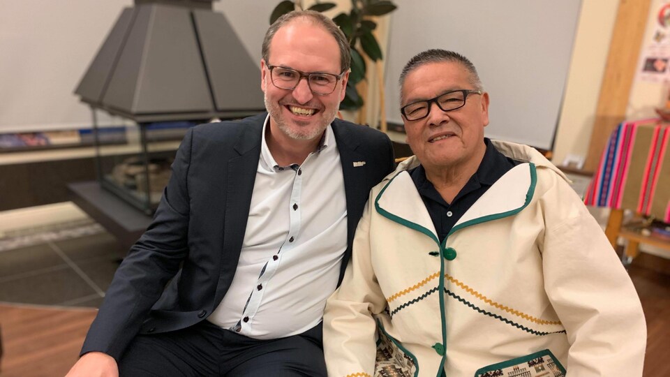 Louis Brassard, directeur général de Rio Tinto Fer et Titane et Jean-Charles Pietacho, chef d'Ekuanitshit (Mingan)