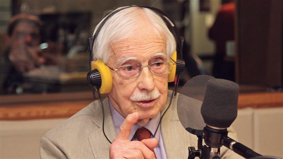 Louis-Edmond Hamelin au micro de Radio-Canada