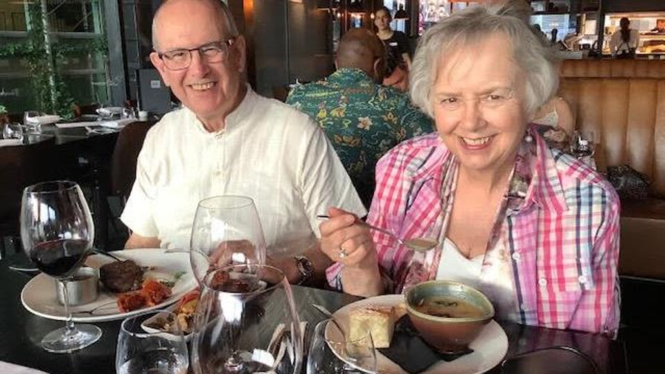 Marcel et Louise Lavallée d'Edmonton sont attablés dans un restaurant sur un bateau de croisière