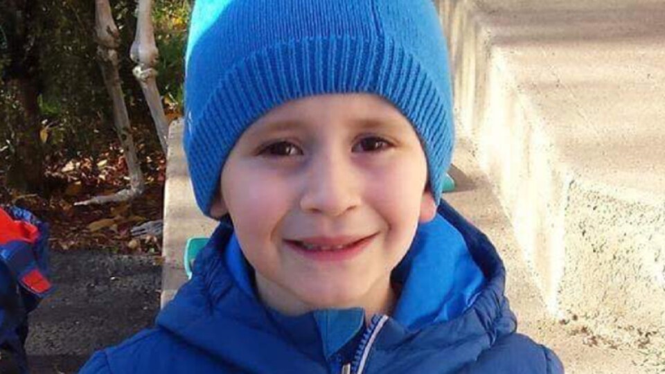 Louka Fredette, un enfant de six ans disparu, porte une tuque et un manteau d'hiver. 
