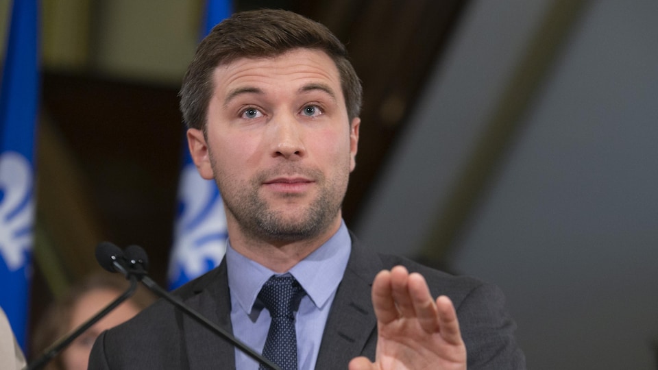 Gabriel Nadeau-Dubois avance la main en signe d'apaisement.