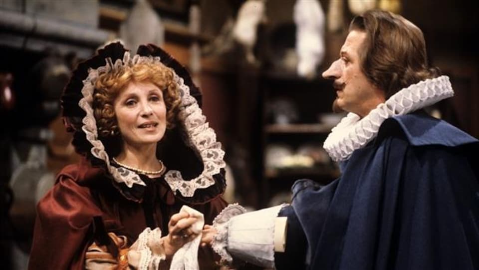 Louise Turcot et Albert Millaire jouent dans une scène au théâtre en 1984.