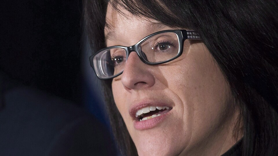 Sonia LeBel répond à une question lors d'une conférence de presse.