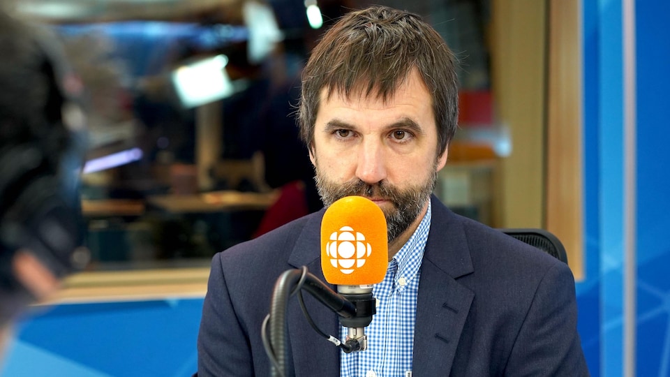 Le député libéral Steven Guilbeault donne une entrevue à ICI Première.