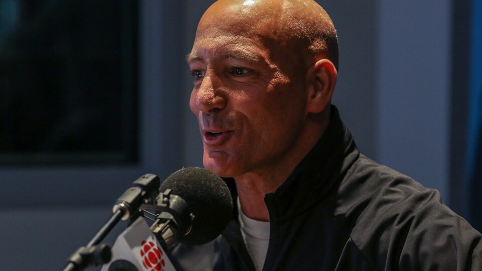 Photo de Luc Richer, directeur et cofondateur de Motivaction Jeunesse, en studio