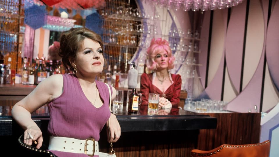 Luce Guilbeault assise dans un bar interprète Thérèse dans la pièce de Michel Tremblay En pièces détachées en 1970.