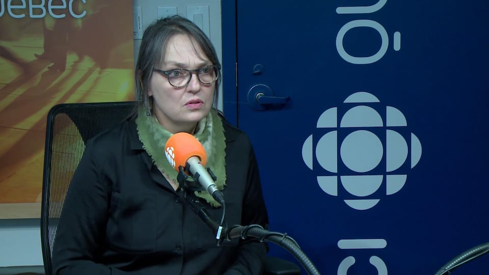 L'artiste Luce Pelletier explique dans un studio radio sa démarche derrière l'oeuvre Vivre Ensemble en hommage aux victimes de l'attentat de la Grande Mosquée de Québec.