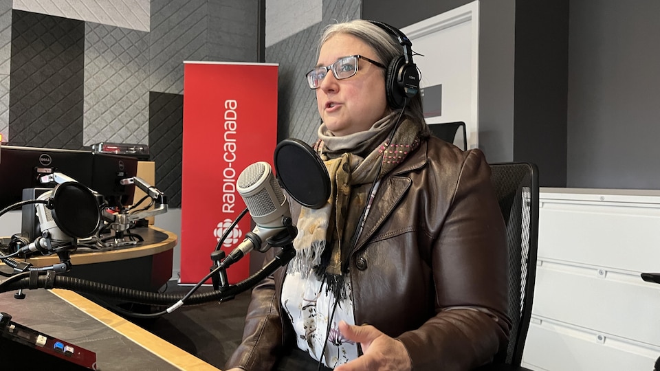 Lynne Dupuis dans les studios de Radio-Canada à Sudbury.