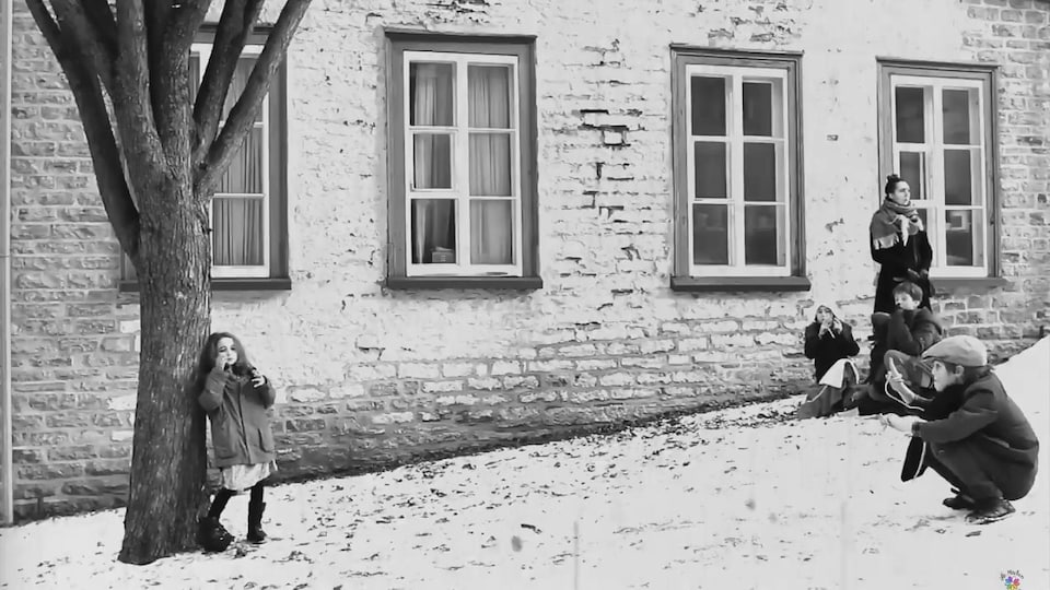 Scène du court-métrage en noir et blanc les "Orphelins en cavale musicale".