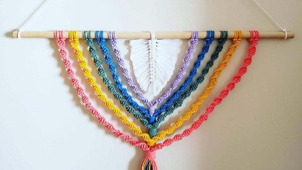 Une décoration aux couleurs d'un arc-en-ciel fabriquée en macramé par Karamé, (Cynthia Chouinard).