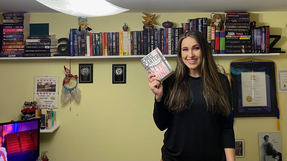 Madison Gignac en train de tenir son livre préferé