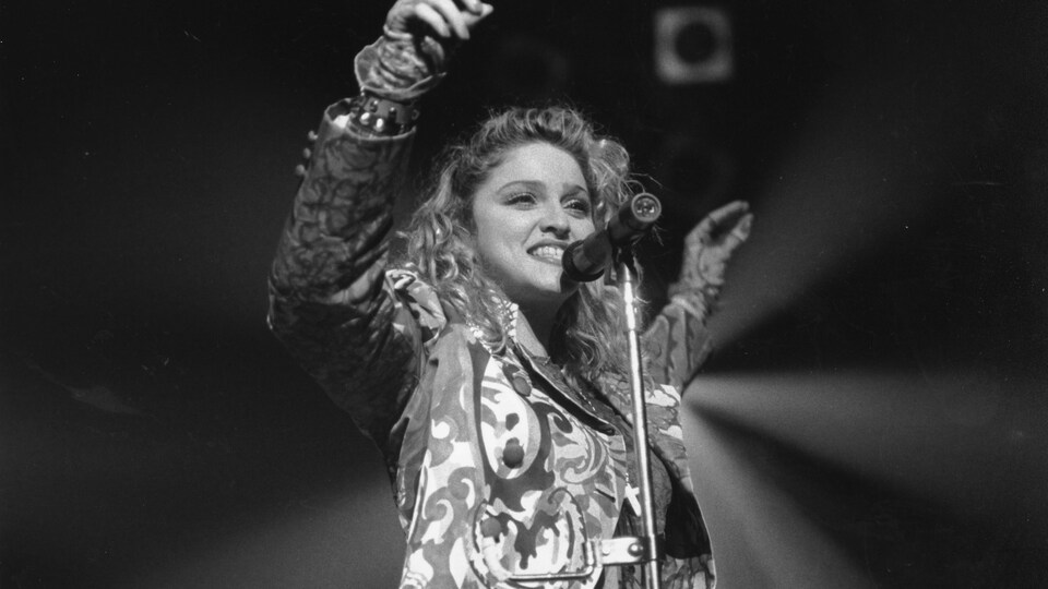 Au micro, Madonna chante et danse lors de sa première tournée américaine en 1985.