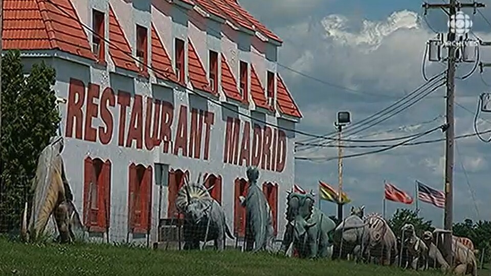 Photo du restaurant le Madrid et de quelques-uns de ses dinosaures.