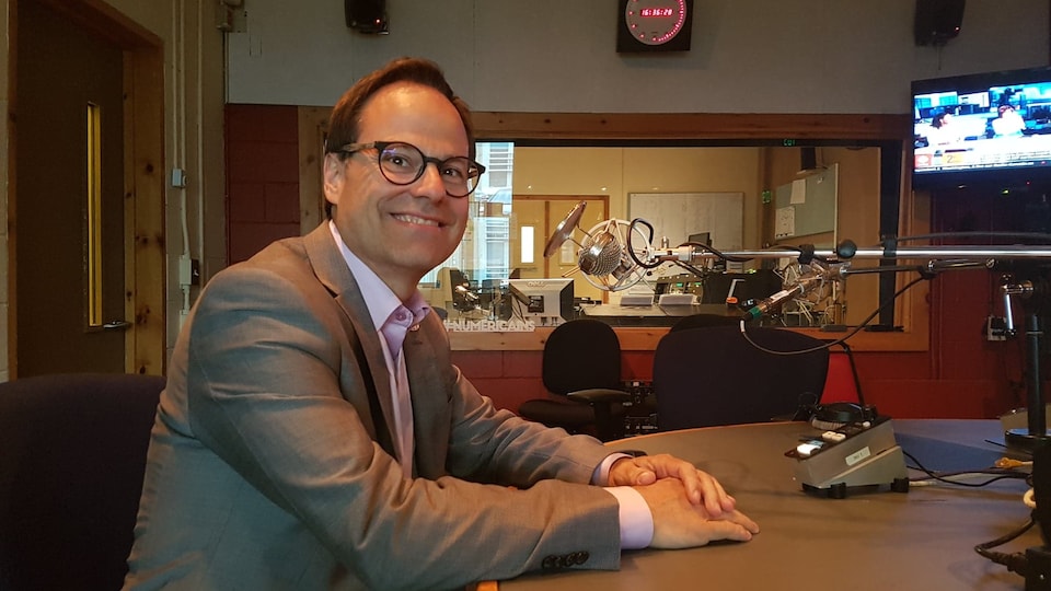 Le maire de Drummondville et président de l'UMQ Alexandre Cusson au studio de Radio-Canada Côte-Nord