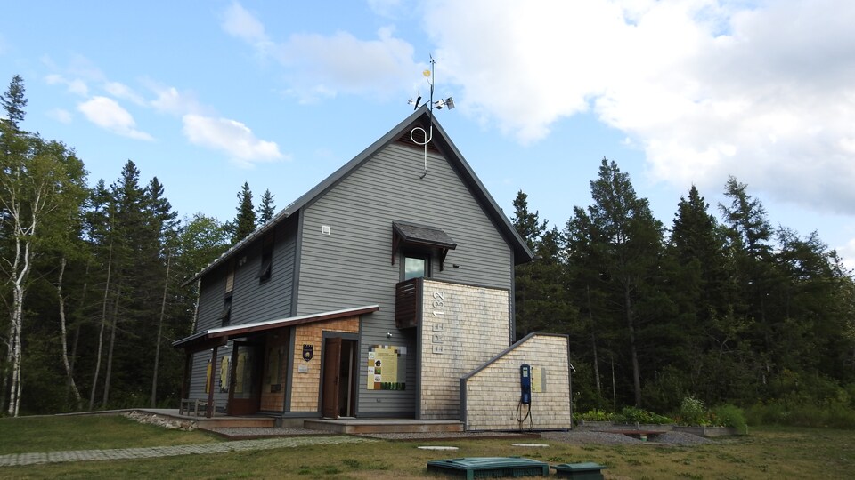 Vue extérieur de la maison Ère 132, située aux Jardins de Métis. Cette maison est un bel exemple d'écoconstruction en bois.