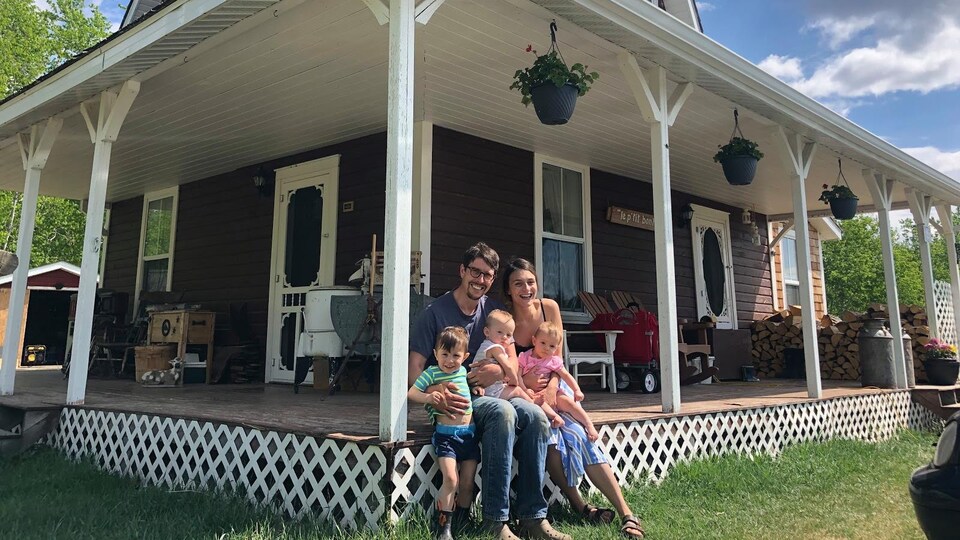 La famille Dallaire pose pour une photo sur la galerie de leur ferme.