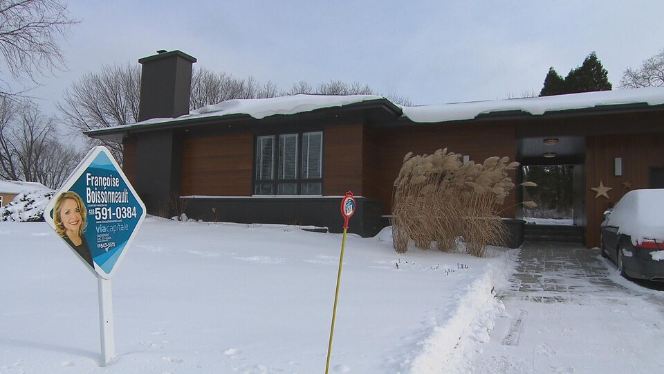 Une maison à vendre en hiver.