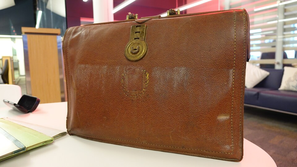 Une mallette ancienne brune en cuir. 