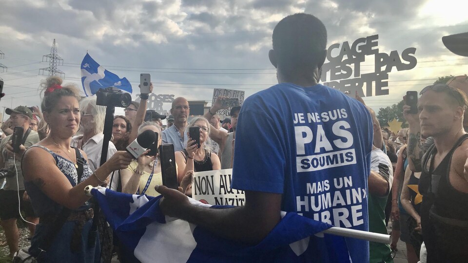 Des manifestants sur un stationnement à Québec.
