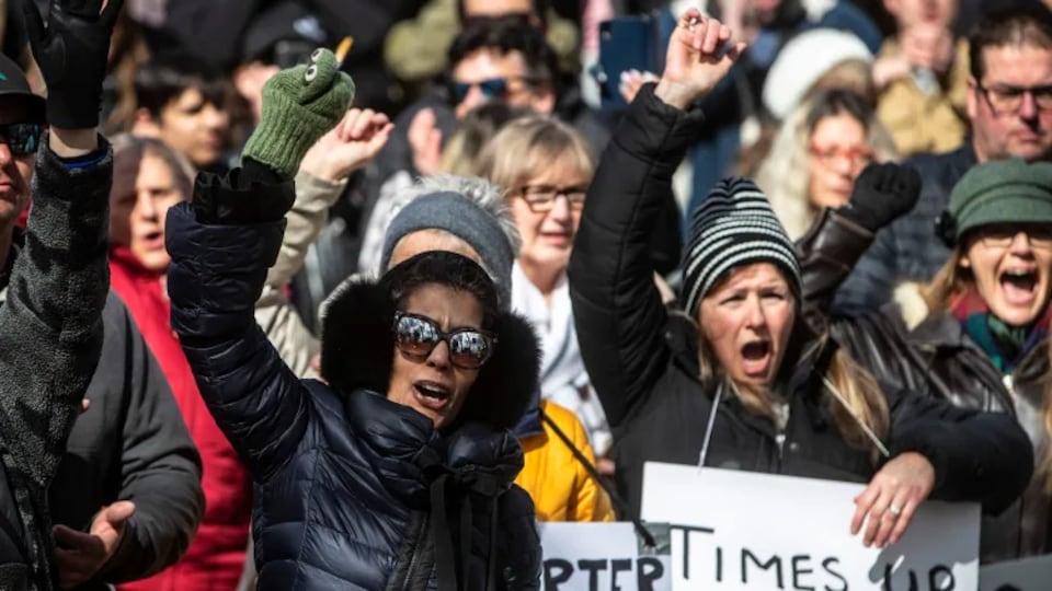 Des manifestants à l'extérieur.