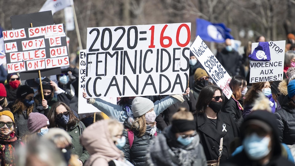 Une pancarte souligne qu'il eu 160 féminicides au Canada en 2020.